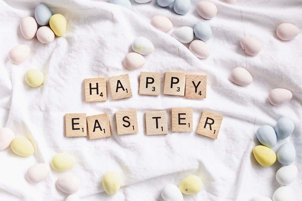 https://www.greetingscards.co.uk/media/22166/happy-easter.jpg?width=1200&quality=80&format=webp